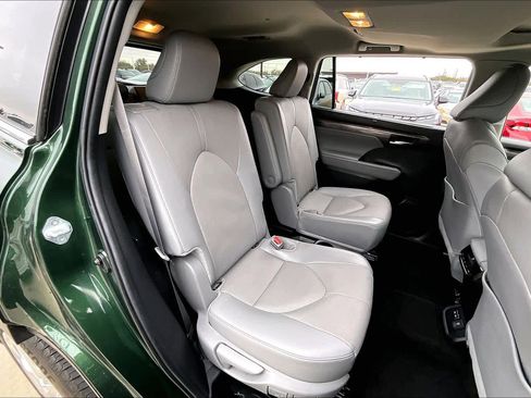 Used 2024 Toyota Highlander Limited image 19