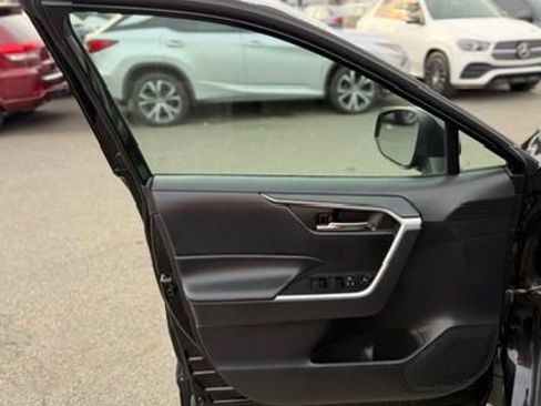 Used 2021 Toyota RAV4 XLE AWD/4WD image 16