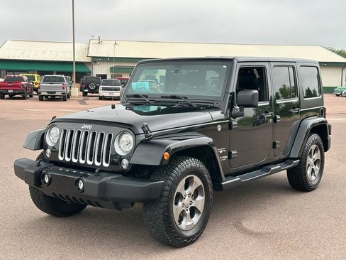 Used 2018 Jeep Wrangler Unlimited Sahara AWD/4WD image 4