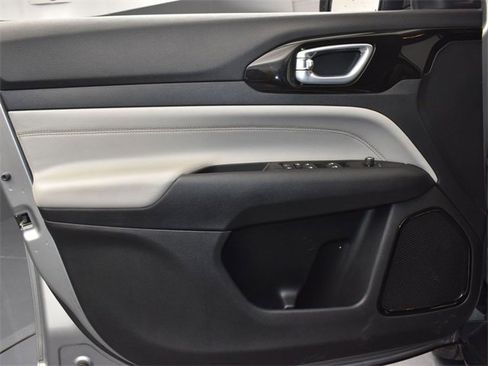 Used 2022 Jeep Compass Limited image 16