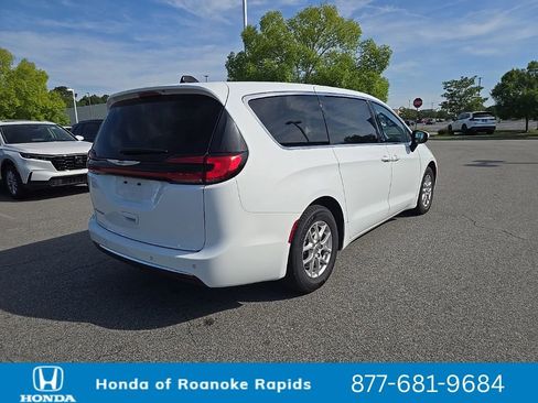 Used 2023 Chrysler Pacifica Touring-L FWD image 5