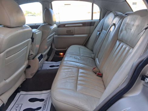 Used 2004 Lincoln Town Car Signature image 10