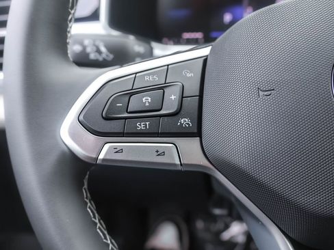 Used 2025 Volkswagen Taos SE image 17