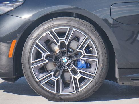 New 2026 BMW 550e xDrive w/ Premium Package image 5