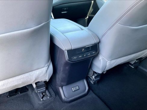 Used 2024 Toyota Highlander XLE AWD/4WD image 10