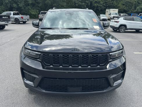 Used 2025 Jeep Grand Cherokee Altitude AWD/4WD image 2