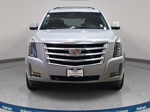 Used 2018 Cadillac Escalade Luxury image 3