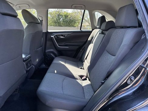 Used 2022 Toyota RAV4 XLE AWD/4WD image 17
