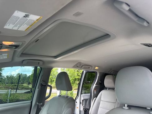 Used 2020 Toyota Sienna XLE FWD image 30