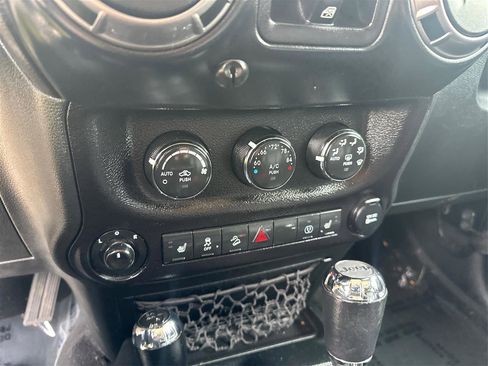 Used 2018 Jeep Wrangler Unlimited Sahara AWD/4WD image 28