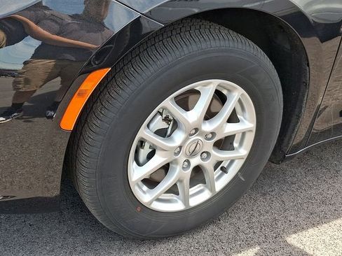 Used 2024 Chrysler Pacifica Touring-L FWD image 7