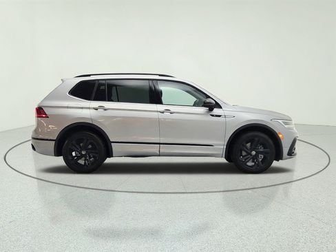 Used 2023 Volkswagen Tiguan SE R-Line FWD image 4
