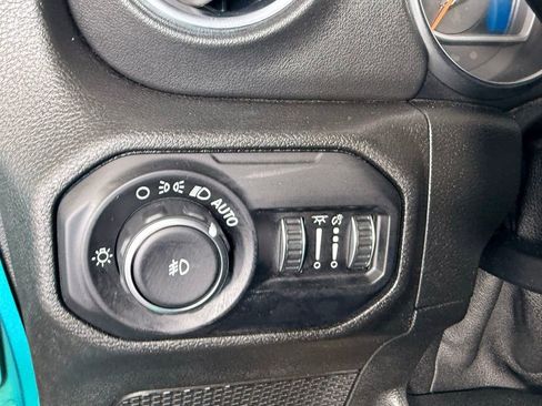 Used 2019 Jeep Wrangler Unlimited Sahara w/ Uconnect 4C Nav & Sound Group AWD/4WD image 26