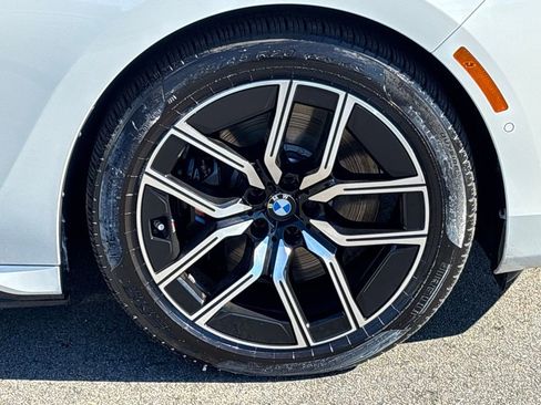 Used 2025 BMW 750e xDrive w/ Premium Package AWD/4WD image 31