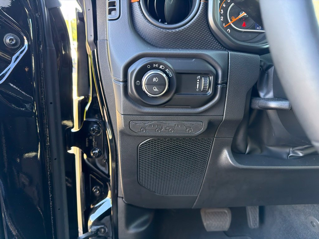 Used 2025 Jeep Gladiator Mojave w/ Convenience Group AWD/4WD image 18