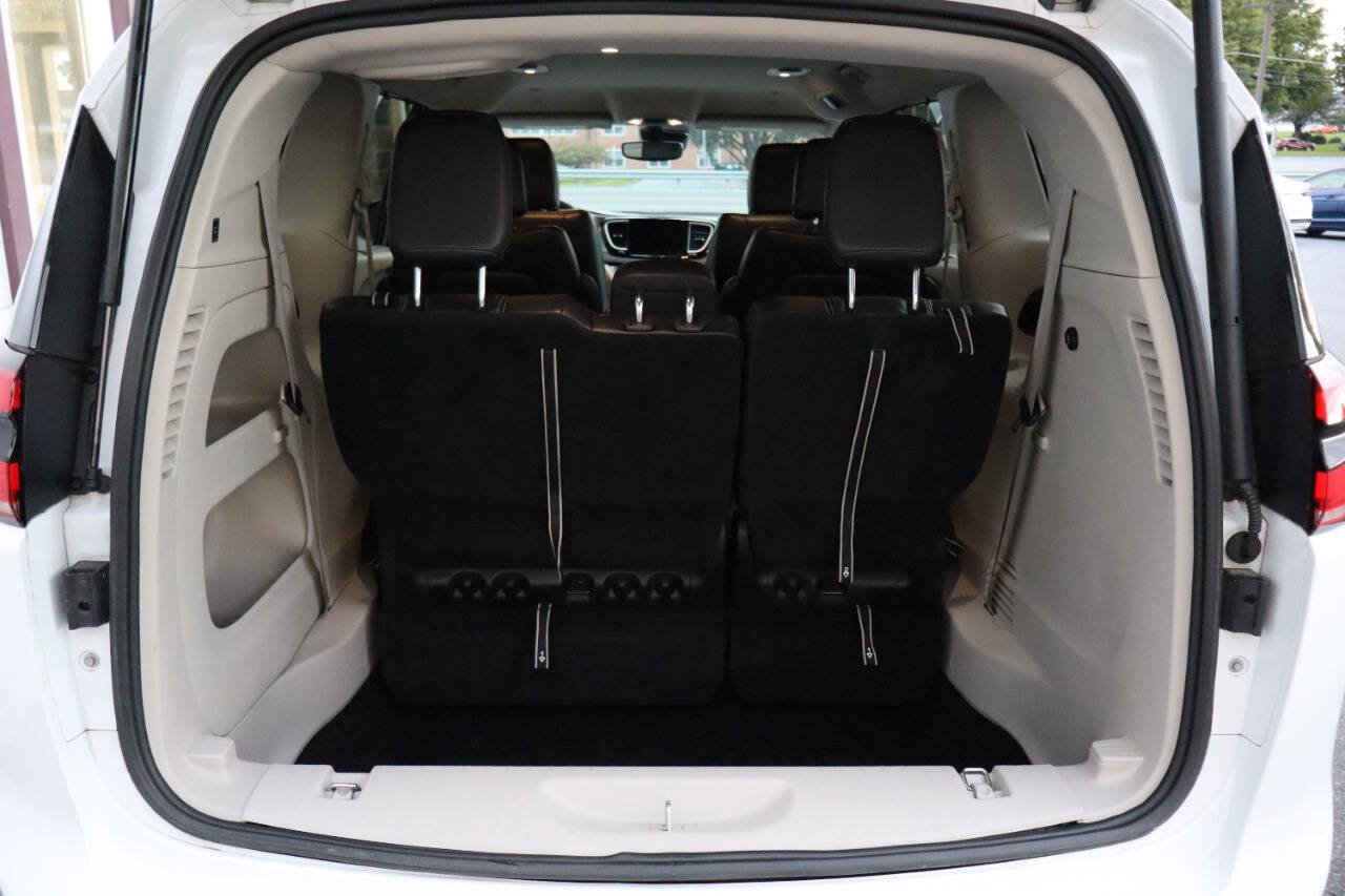 Used 2023 Chrysler Pacifica Touring-L FWD image 4