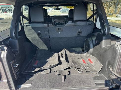 Used 2022 Jeep Wrangler Unlimited Sahara w/ Cold Weather Group image 16