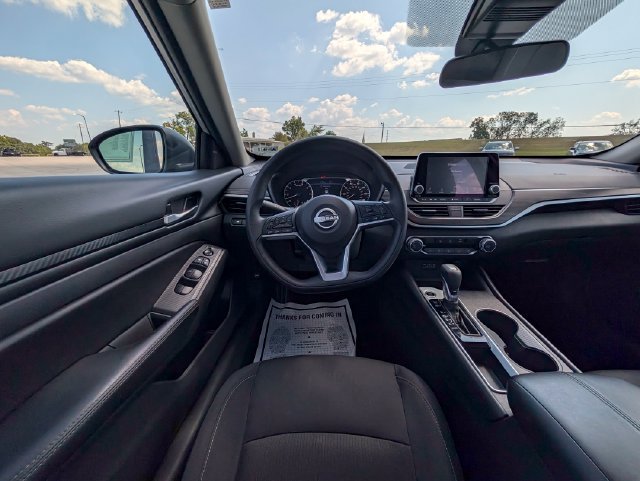 Used 2025 Nissan Altima 2.5 SV FWD image 13
