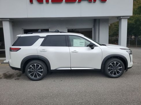 New 2026 Nissan Pathfinder Platinum image 2