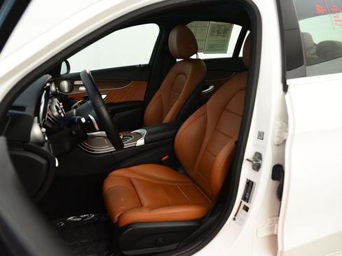 Used 2019 Mercedes-Benz C 300 4MATIC Sedan image 5