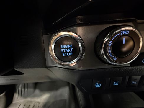 Used 2021 Toyota Tacoma TRD Off-Road w/ Technology Package image 30