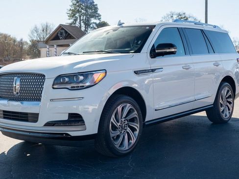 Used 2023 Lincoln Navigator Reserve image 3