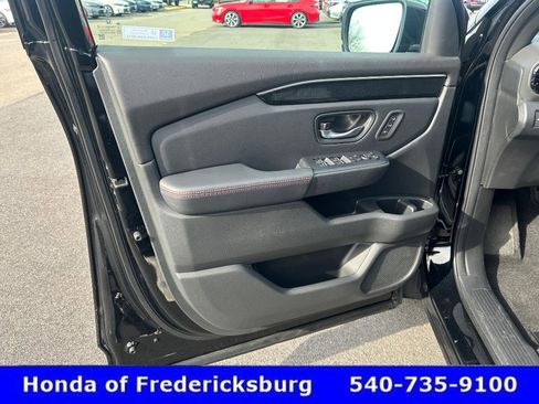 Certified 2025 Honda Pilot Black Edition image 10