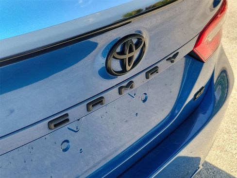 Used 2019 Toyota Camry SE image 6