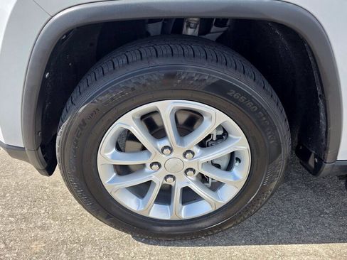 Certified 2022 Jeep Grand Cherokee Laredo E RWD image 9