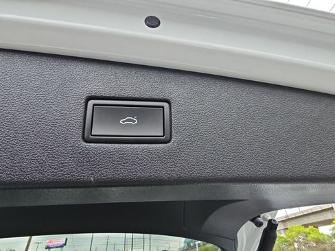 Used 2022 Volkswagen Tiguan SE R-Line image 15