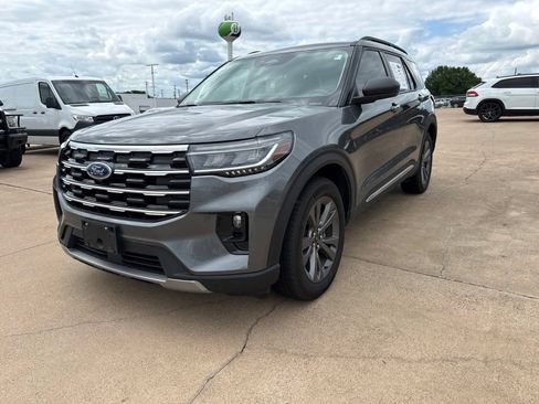 Used 2025 Ford Explorer Active w/ Active Comfort Package AWD/4WD image 3