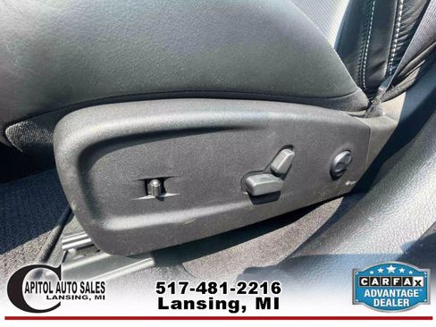 Used 2023 Chrysler 300 C image 23