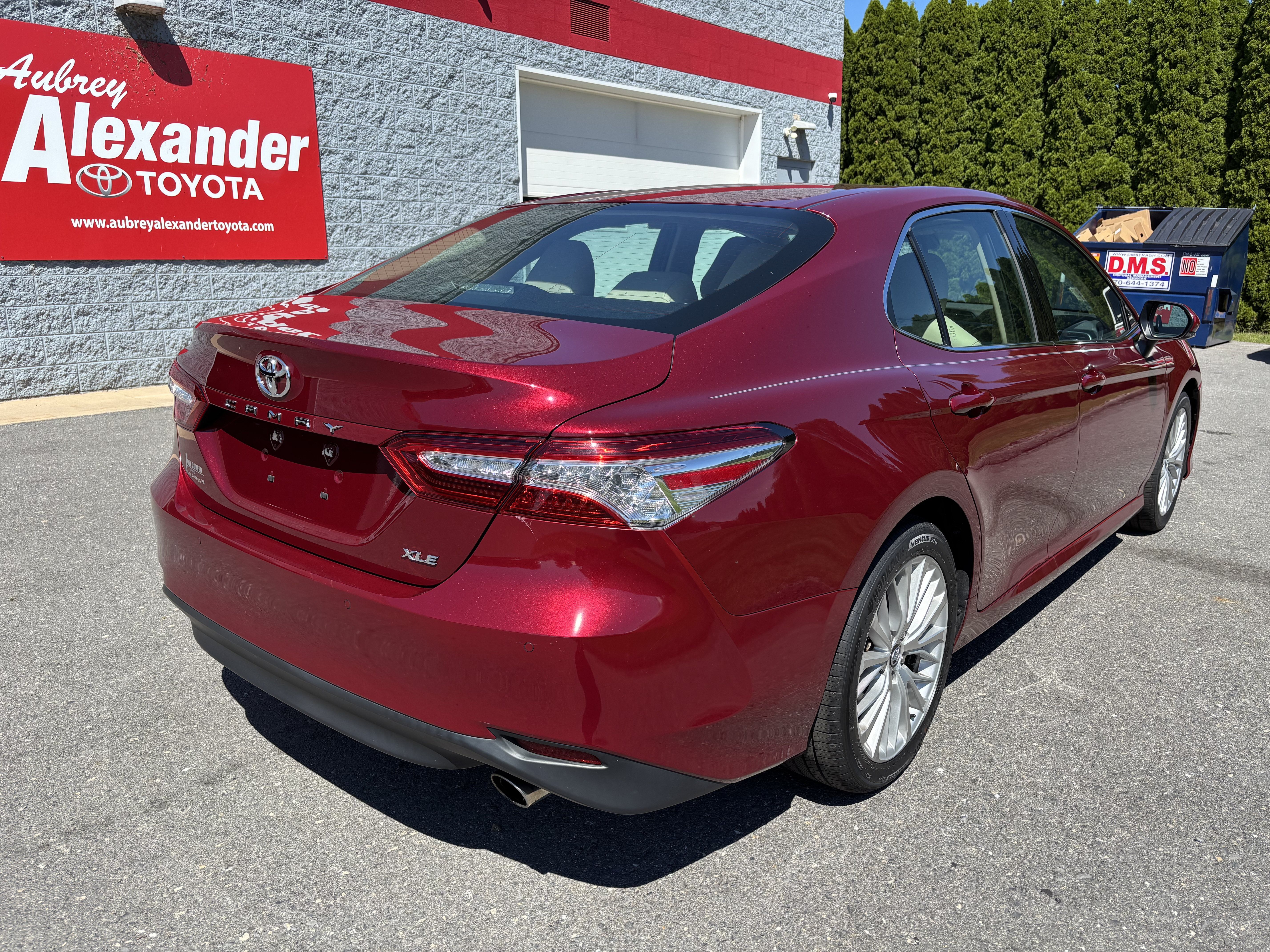 Used 2018 Toyota Camry XLE FWD image 3