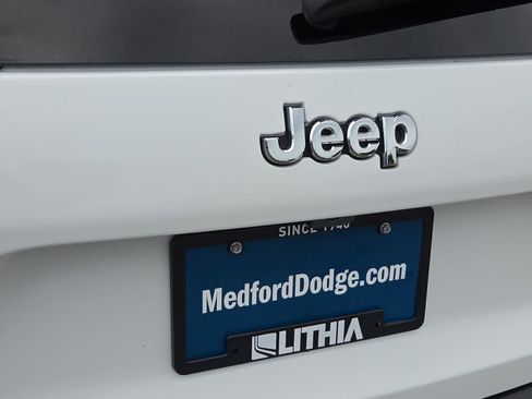 Used 2022 Jeep Cherokee Limited AWD/4WD image 15