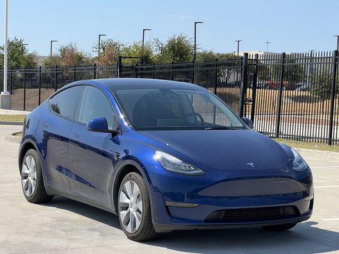 Used 2023 Tesla Model Y Long Range AWD/4WD image 2