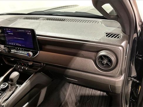 Used 2023 Chevrolet Colorado Trail Boss w/ Technology Package image 28