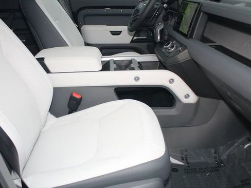 Used 2025 Land Rover Defender 110 V8 image 3