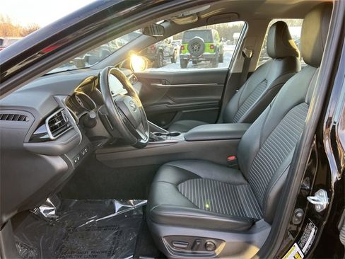 Used 2023 Toyota Camry SE image 3
