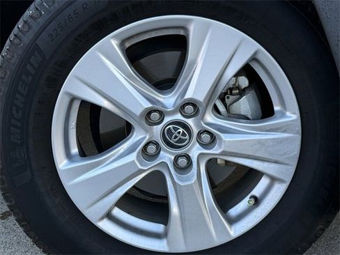 Used 2021 Toyota RAV4 XLE image 10