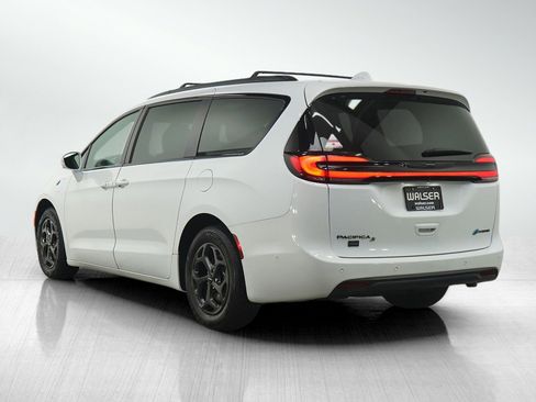 Used 2022 Chrysler Pacifica Limited w/ S Appearance Package image 3
