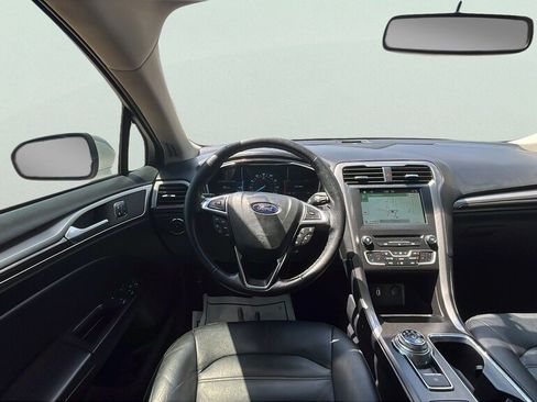 Used 2018 Ford Fusion SE w/ Fusion SE Technology Package FWD image 11