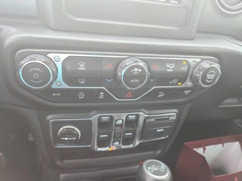 Used 2018 Jeep Wrangler Unlimited Sport S image 10