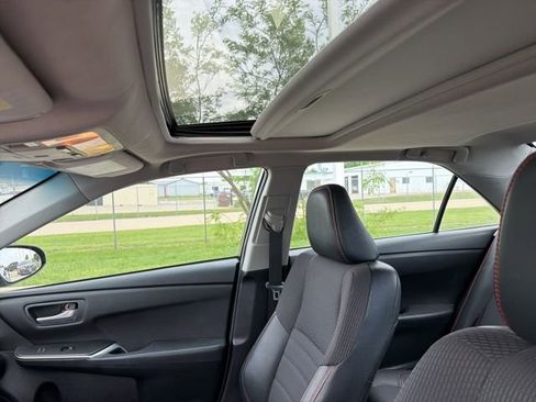 Used 2016 Toyota Camry SE w/ Moonroof Package FWD image 4