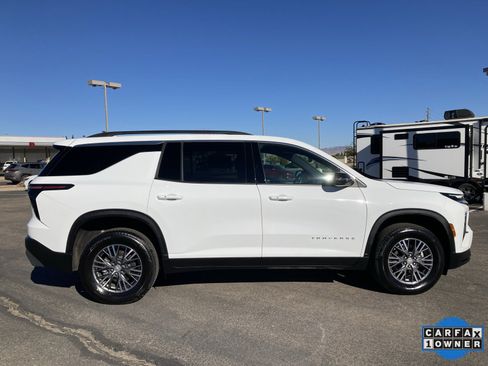 Used 2025 Chevrolet Traverse LT image 4