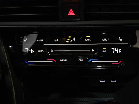 Certified 2025 Volkswagen Jetta SE image 30