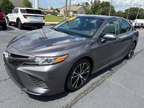 Used 2019 Toyota Camry SE FWD image 4