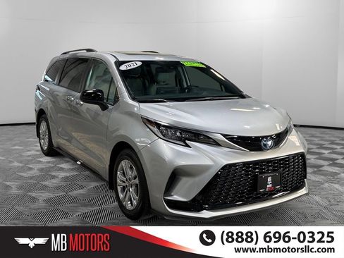 Used 2021 Toyota Sienna XLE image 1