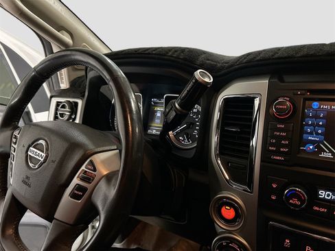 Used 2017 Nissan Titan SL image 17