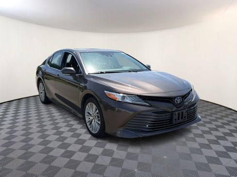 Used 2019 Toyota Camry XLE FWD image 5