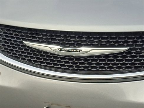 Used 2021 Chrysler Voyager Lxi image 4